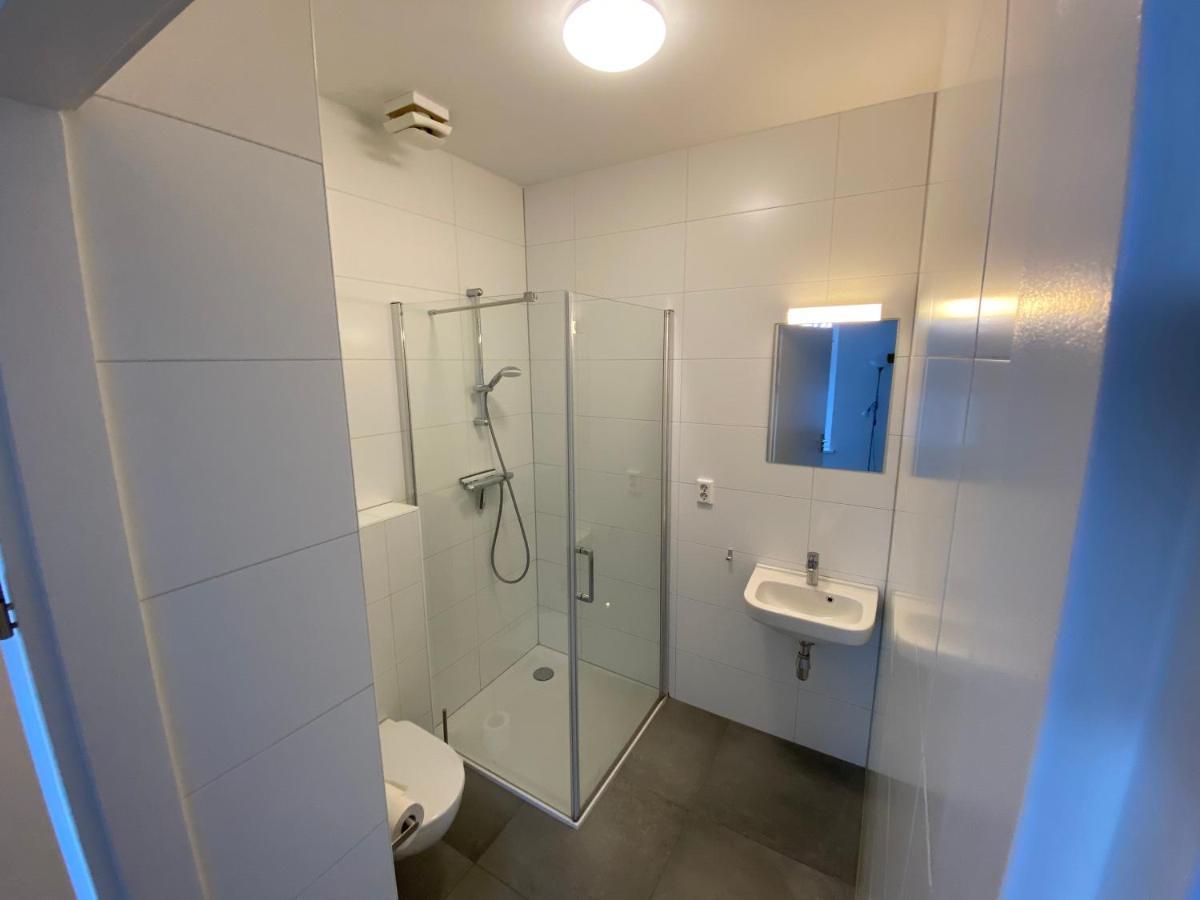 Short Apartment *